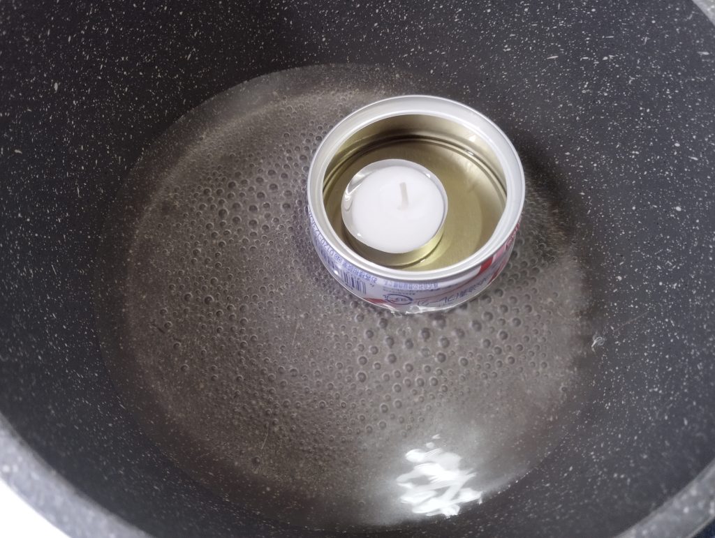 ロウソクを湯せんしているところ