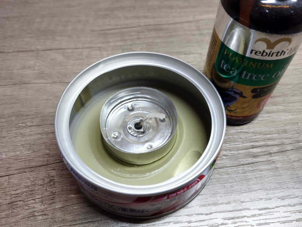 溶けたロウソクと缶詰にこぼれたロウ