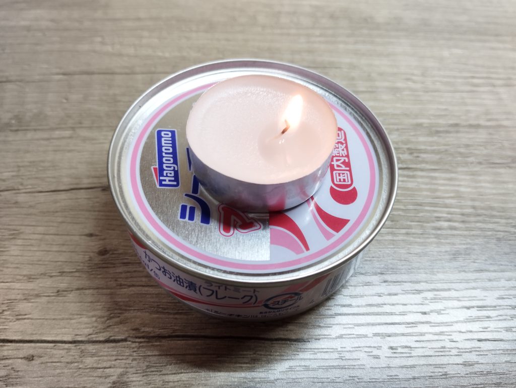 缶詰の上でロウソクを焚いている様子